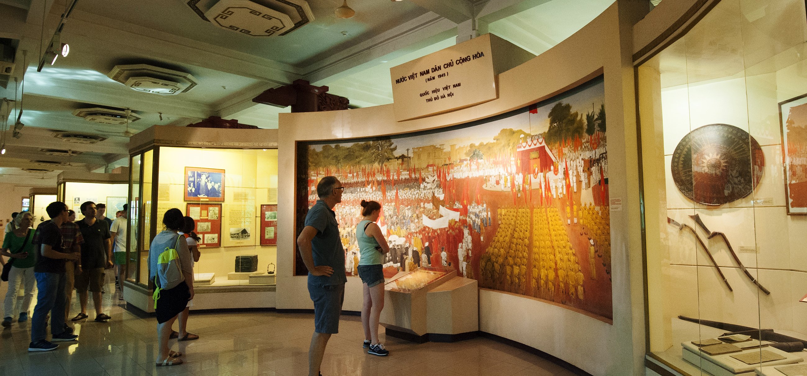 Du khách tham quan Bảo tàng lịch sử Việt Nam